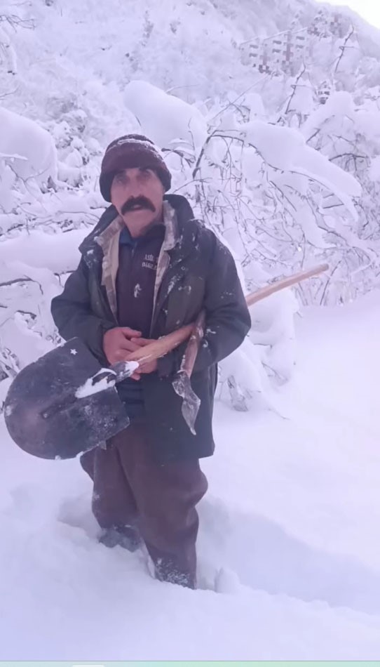 cobanin yardim cagrisina valilik aninda karsilik verdi karli yollar asilarak hayvanlara yem ulastirildi RQ995NG1