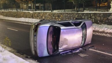 devrilen otomobilde 1 kisi yaralandi ZPuZ8k2v