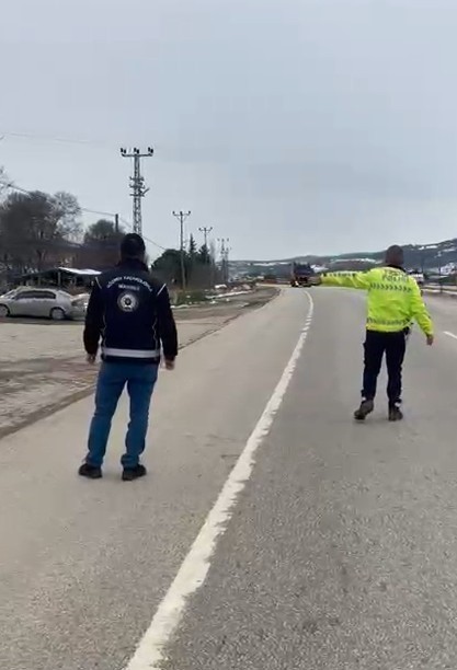 erbaada tirin yatak kisminda saklanan 2 kacak gocmen yakalandi Fb3ihI3W