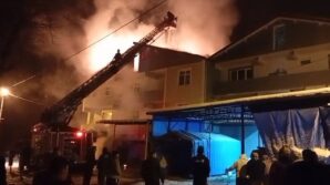 gokcebeyde 3 katli binanin catisi alev alev yandi 9GAyqqt7