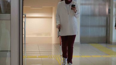 gorme engelli ogrenci yapay zeka asistani sayesinde 4 yilda ilk kez tek basina kantine NvhzBGZe