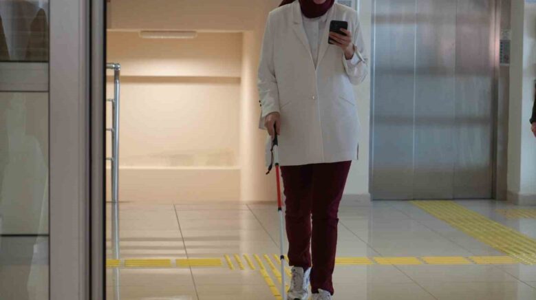 gorme engelli ogrenci yapay zeka asistani sayesinde 4 yilda ilk kez tek basina kantine NvhzBGZe