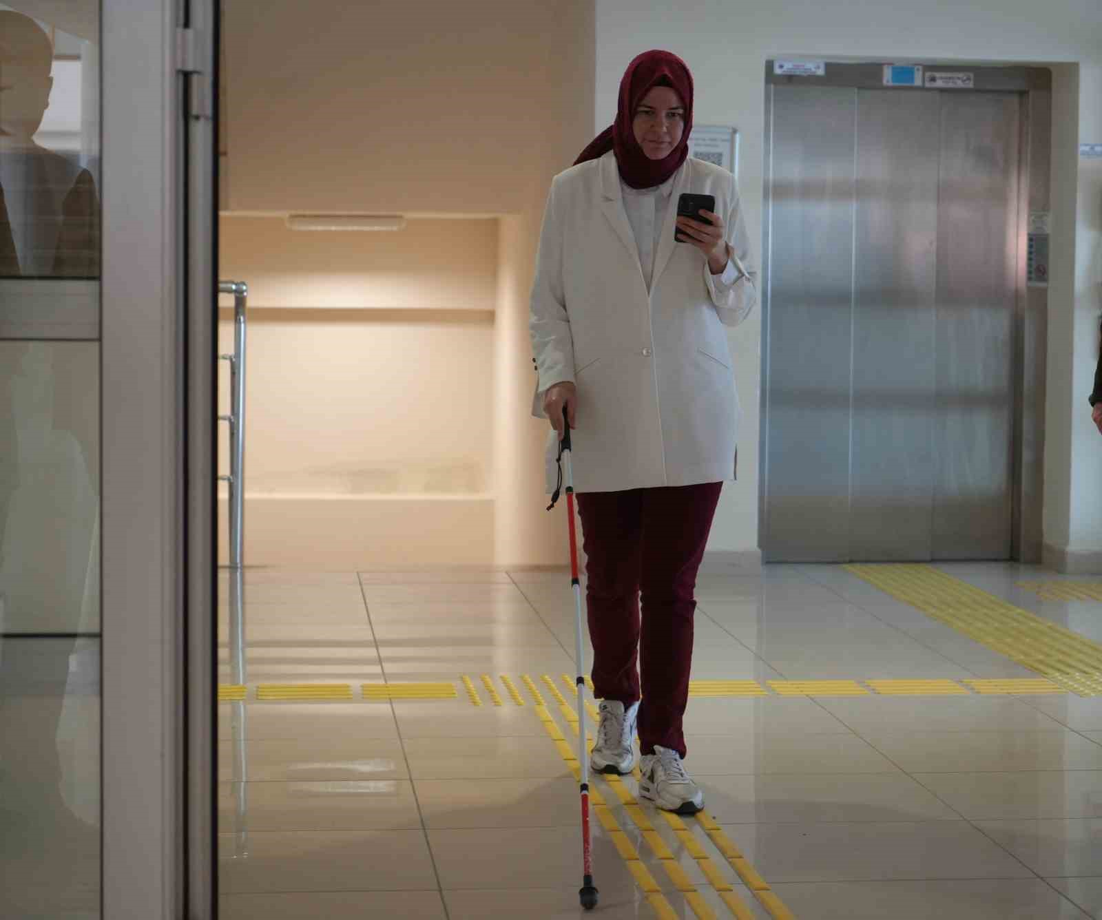 gorme engelli ogrenci yapay zeka asistani sayesinde 4 yilda ilk kez tek basina kantine NvhzBGZe