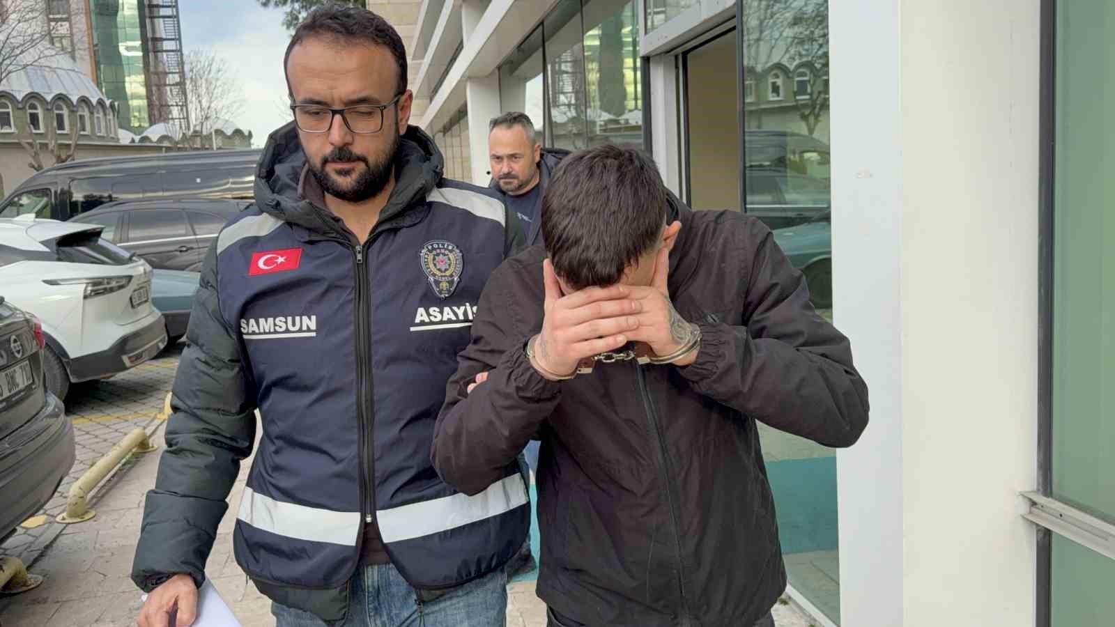 gumuscunun vitrin camini kirip altin zannettigi bilezikleri caldi QL9hi53c