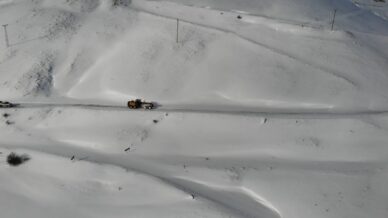 gumushanede kapanan koy yollarinda kar mesaisi araliksiz suruyor NnMH18UL