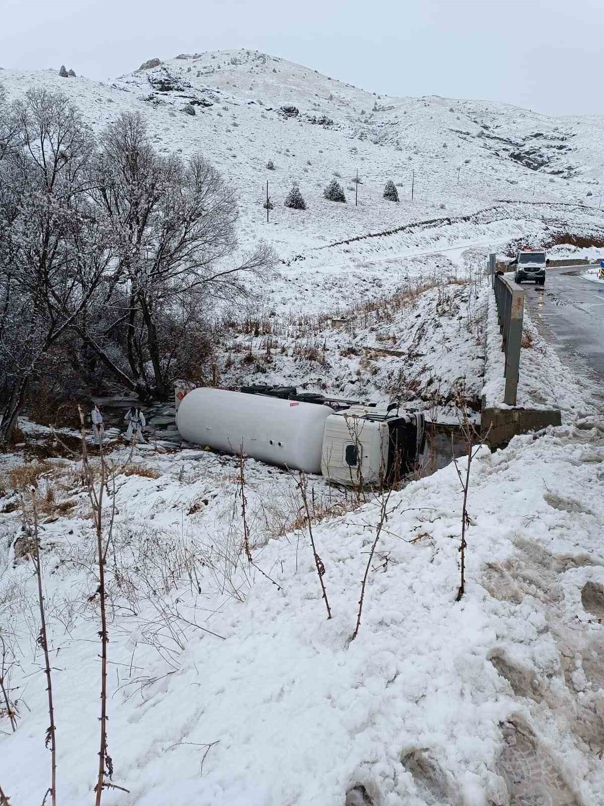 gumushanede lpg yuklu tanker dere yatagina devrildi 1 yarali mKXyDsiO