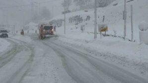 hopa borcka karayolunda kar ve tipi ulasimi guclestiriyor TycVXP48