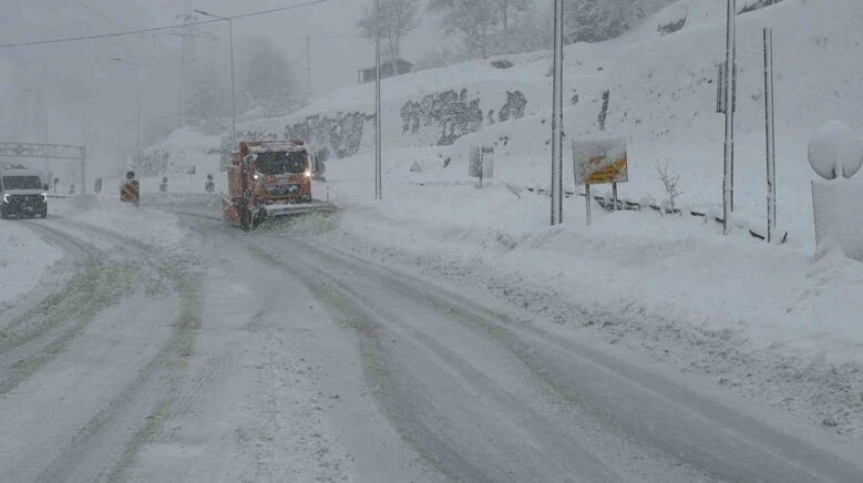 hopa borcka karayolunda kar ve tipi ulasimi guclestiriyor TycVXP48