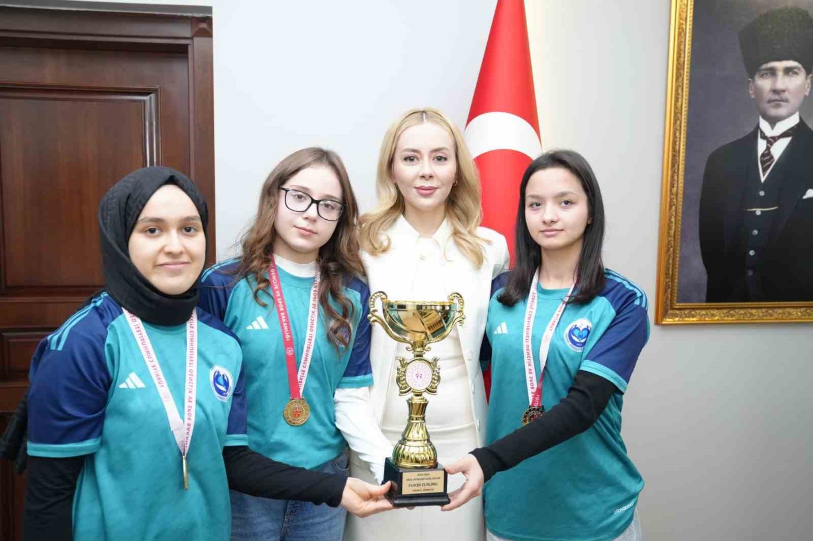 il birincisi takim kupayi kaymakam siktasa goturdu