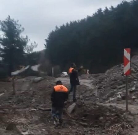 inebolu doganyurt cide karayolu heyelan sebebiyle ulasima kapandi NtEy5Vu5