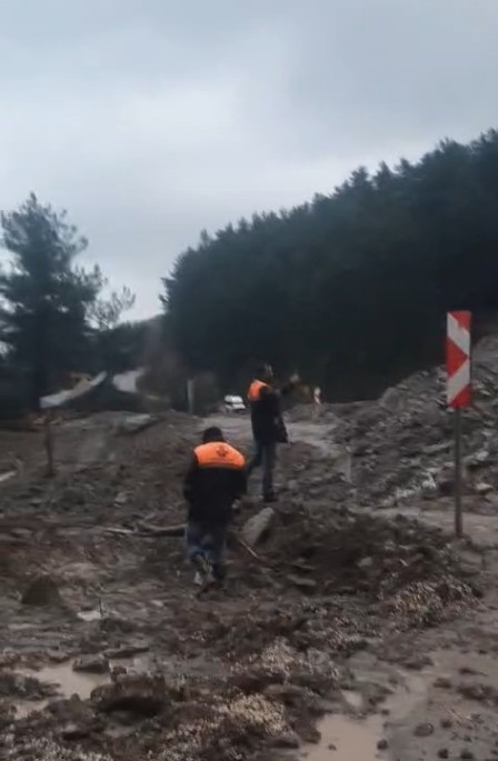 inebolu doganyurt cide karayolu heyelan sebebiyle ulasima kapandi NtEy5Vu5