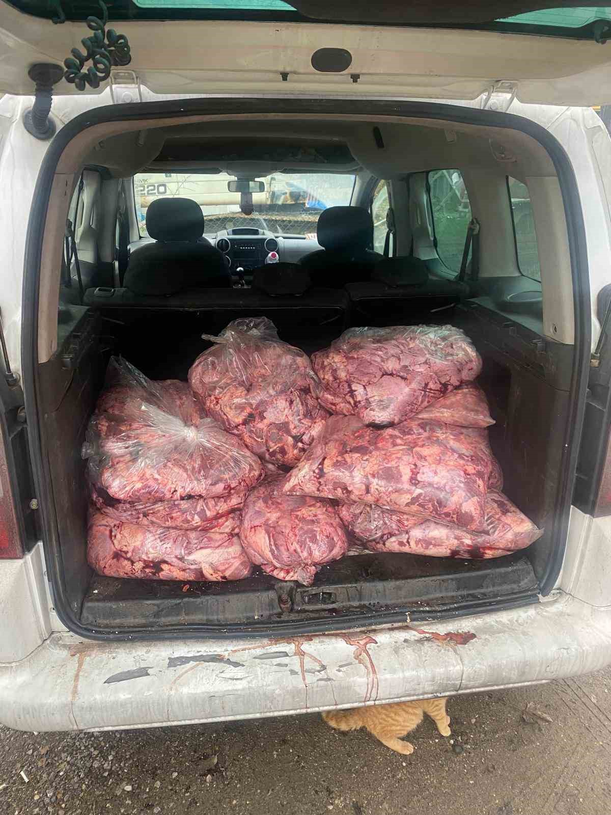 jandarmanin durdurdugu aractan 450 kilo bozulmus et cikti