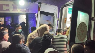 kalbi duran yarali icin doktor sedye uzerinde kalp masaji yapti hYvDfz4b