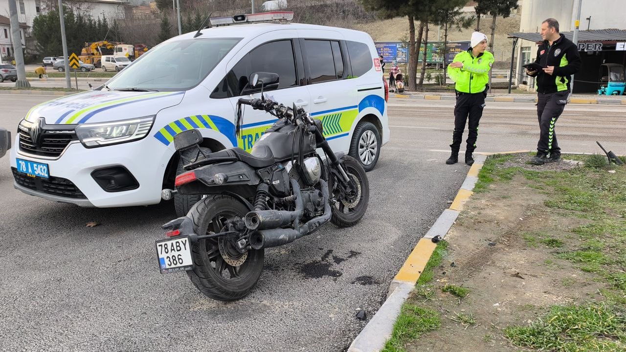 kamyonet ile carpisan motosikletteki 2 kisi yaralandi UJTr4DN5