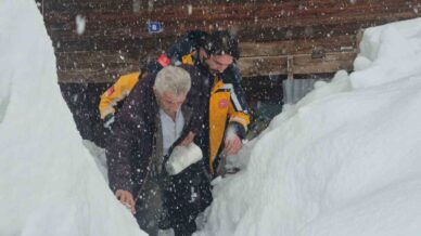 kar nedeniyle evinde mahsur kalan hastayi saglik ekipleri kurtardi 7Er2f1Ba