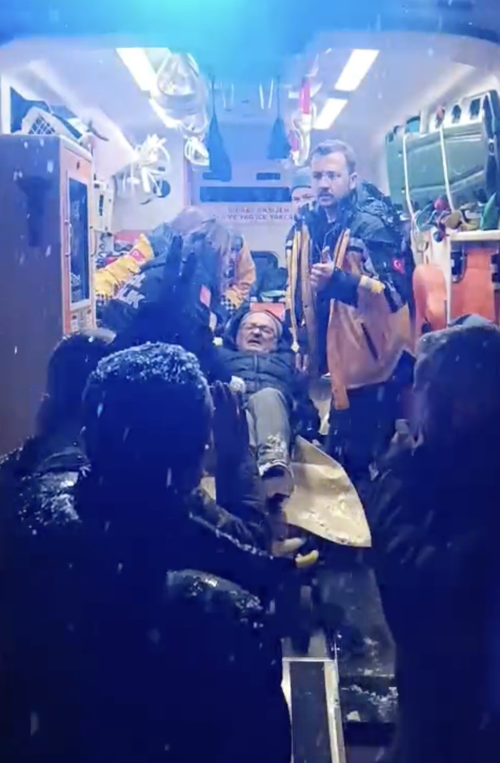 kar sebebiyle koyde mahsur kalan hasta icin seferber oldular kwj9rmJB