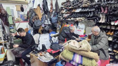 kara kis ayakkabi tamircilerini isitti qvzZWeg2