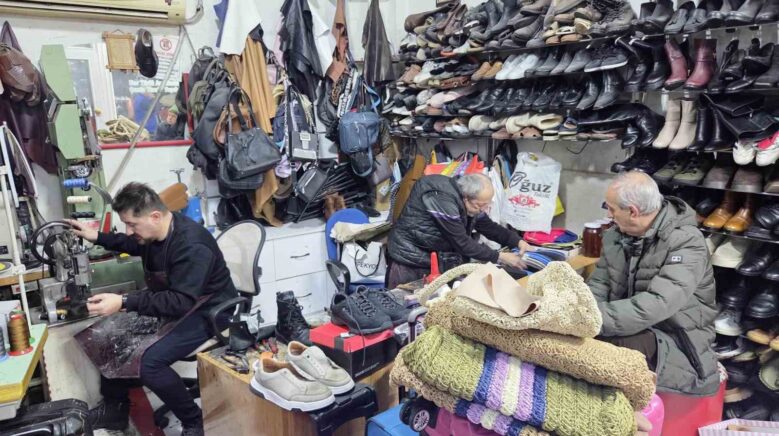 kara kis ayakkabi tamircilerini isitti qvzZWeg2