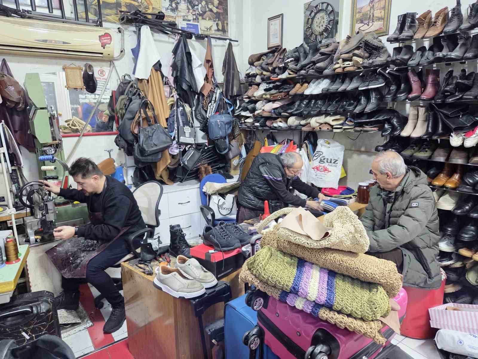 kara kis ayakkabi tamircilerini isitti qvzZWeg2