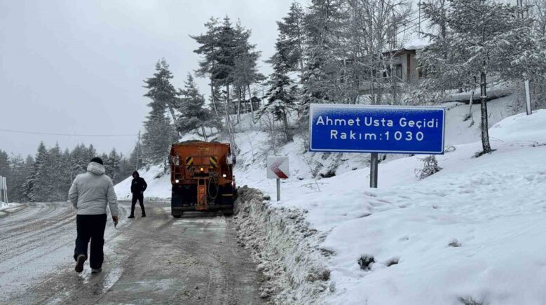 karabukte kar yagisiyla birlikte karayollari calismalarini surduruyor FfWO8OBY