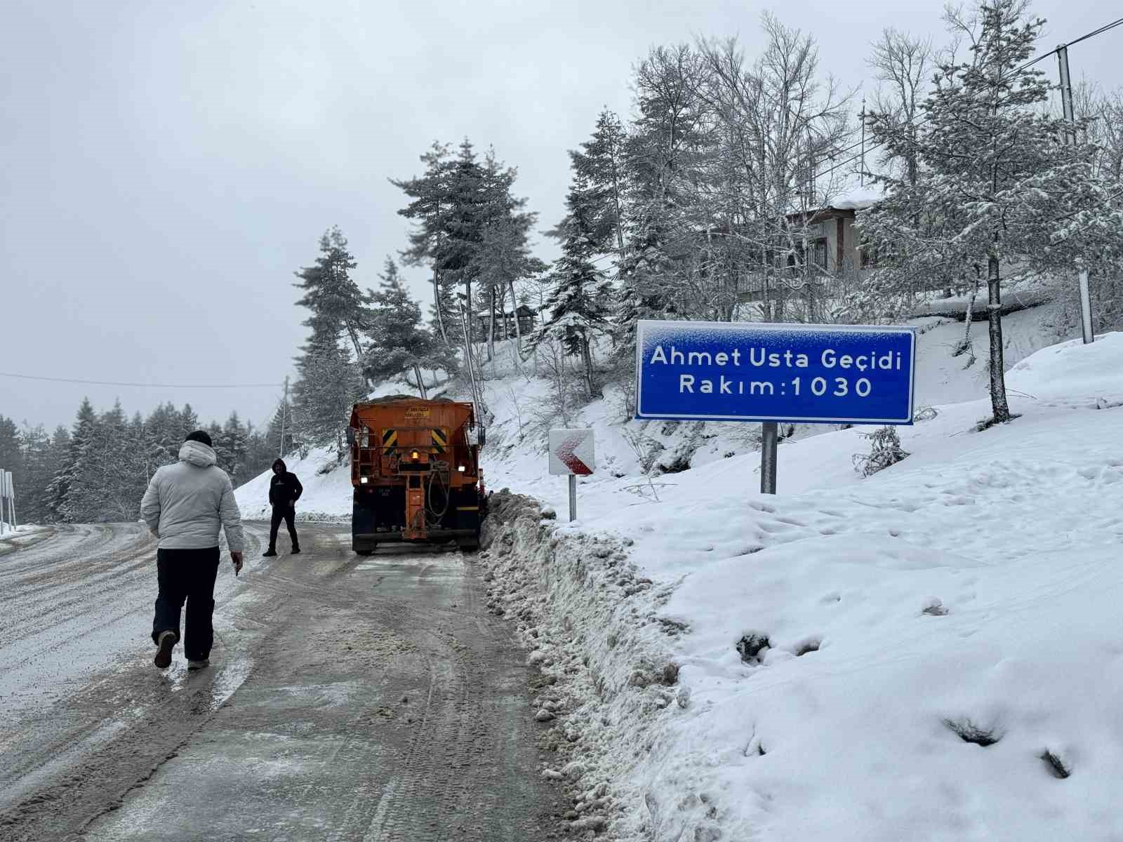 karabukte kar yagisiyla birlikte karayollari calismalarini surduruyor FfWO8OBY
