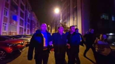 karabukte sicak saatler kapisina gelen kizinin erkek arkadasini av tufegi ile ayagindan vurarak yaraladi cngRPqHa