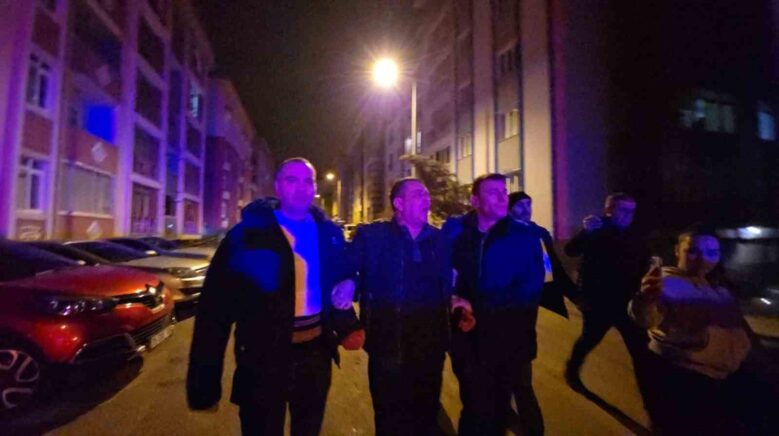 karabukte sicak saatler kapisina gelen kizinin erkek arkadasini av tufegi ile ayagindan vurarak yaraladi cngRPqHa