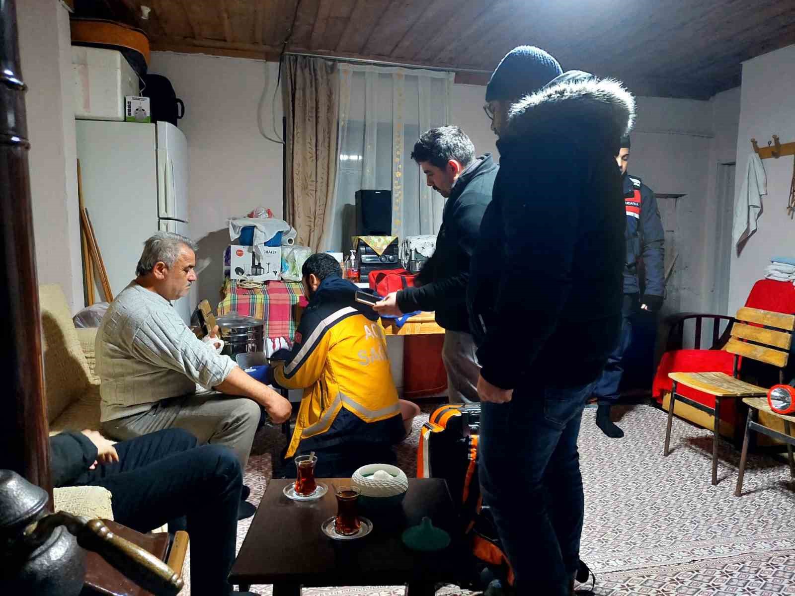 kardan yolu kapanan koydeki yaraliya ulasmak icin zamanla yaristilar ibW5q9vV
