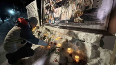 kartalkaya yangin faciasinin birinci yildonumunde acili aileler otel onunde bir araya geldi YT1KC95z