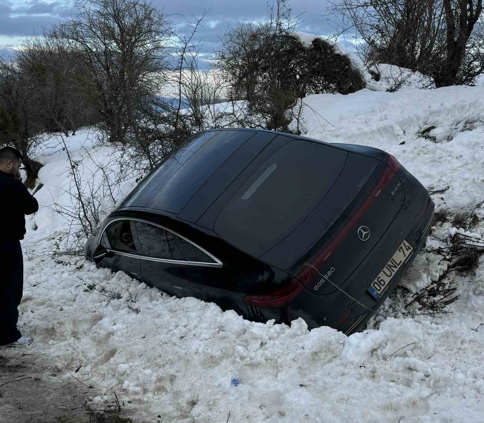 kartalkaya yolunda luks arac kara saplandi mQYsWA8e