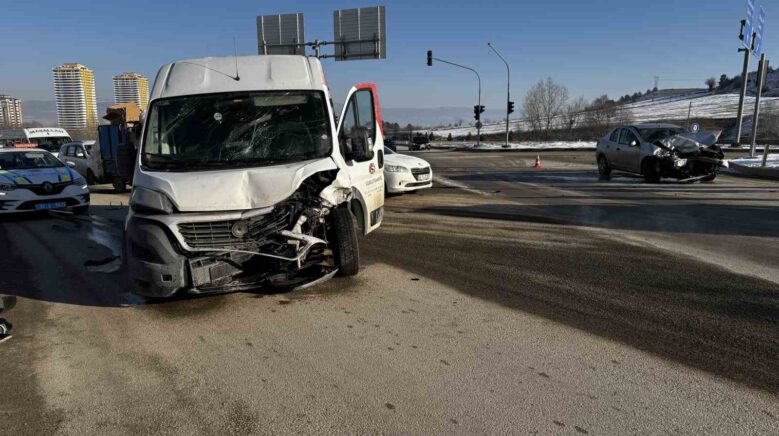 kastamonuda minibus ile otomobil carpisti 1 yarali qif29zjq