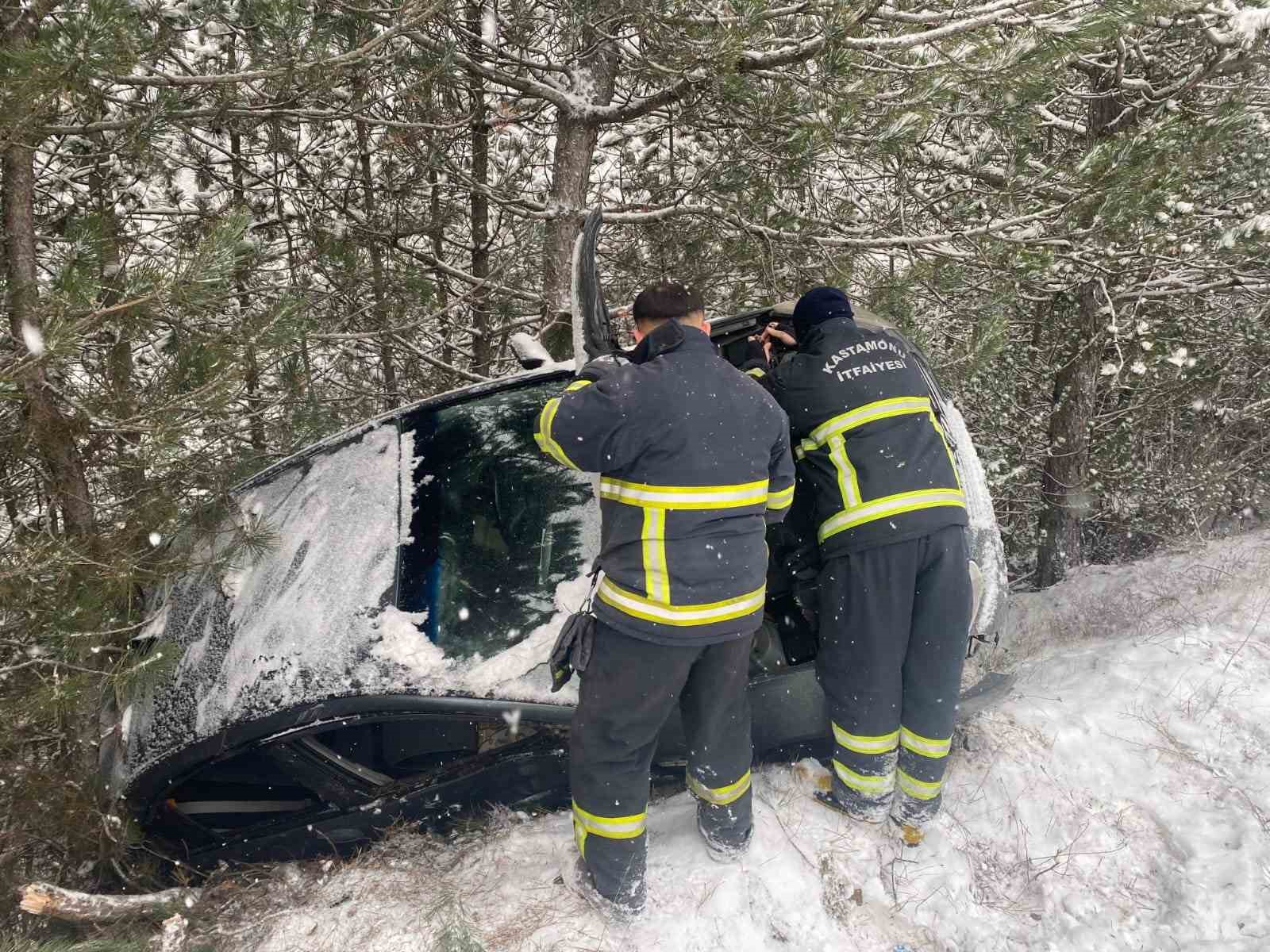 kastamonuda otomobil sarampole yuvarlandi 2 yarali 5GJ43N8D