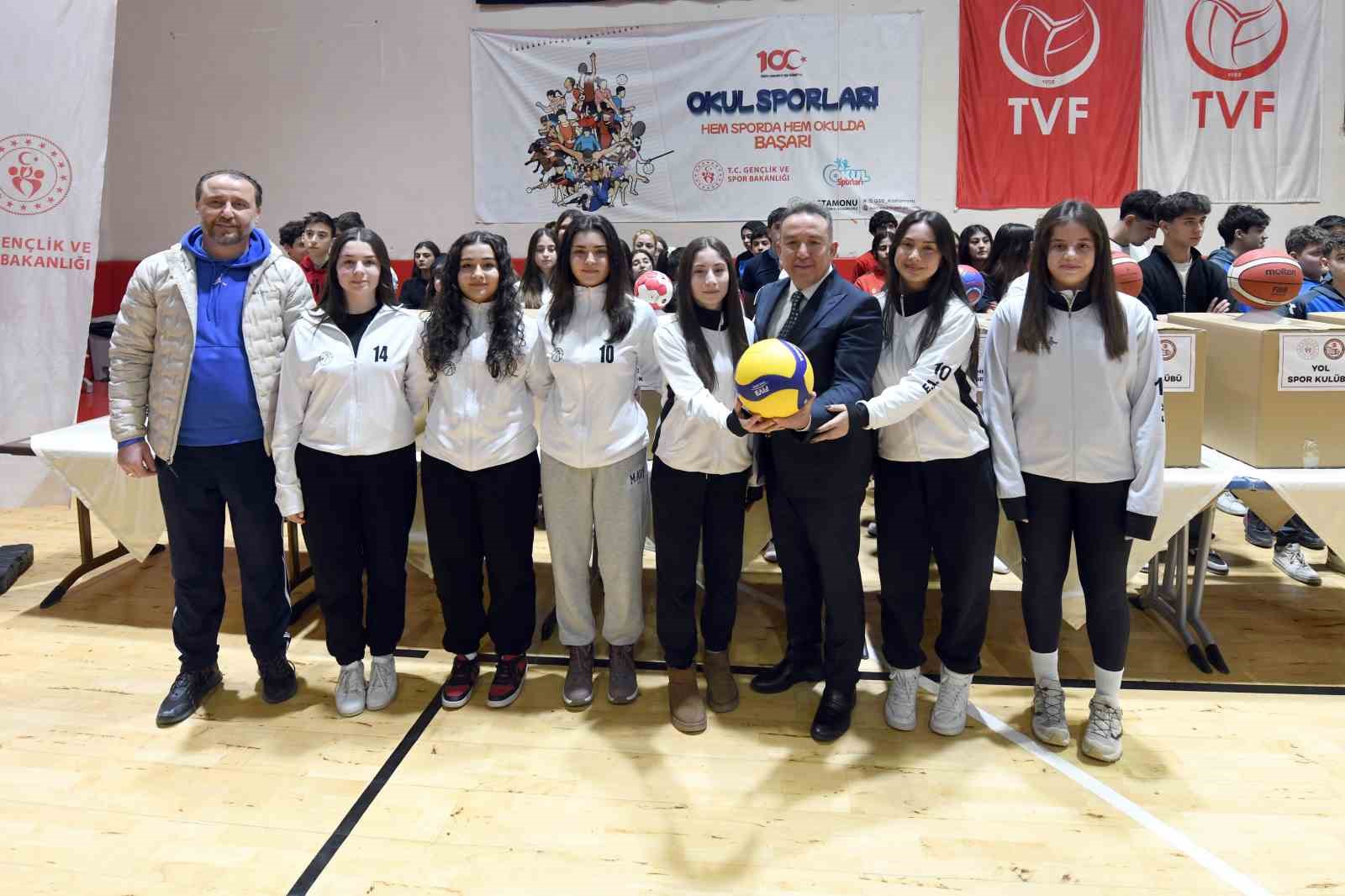 kastamonuda spor kulupleri ve okullara 7 milyon tl degerinde malzeme destegi 6Z51tpOK