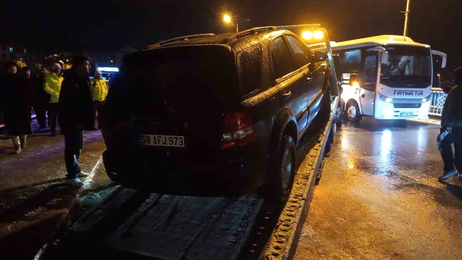 kopru korkuluklarinda asili kalan cip nehre dusmekten son anda kurtuldu FFYm3SX2