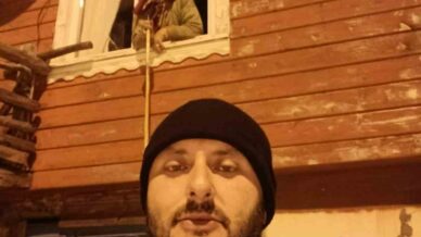 koy muhtari yasli kadinin ilaclarini 2 kilometre yuruyerek ulastirdi TR9mdGcb