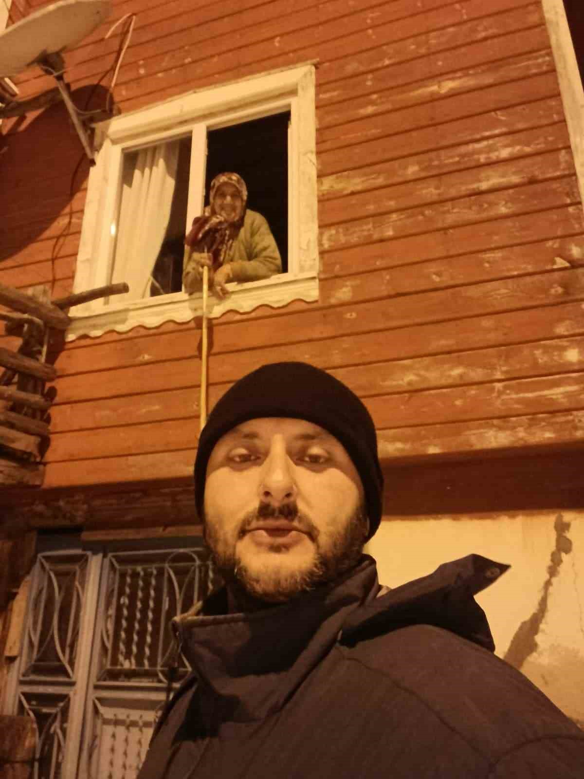 koy muhtari yasli kadinin ilaclarini 2 kilometre yuruyerek ulastirdi TR9mdGcb