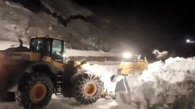 macahel gecidinde karla mucadele 10 gundur gece gunduz suruyor gdURJh1A