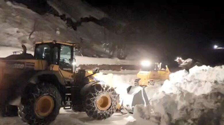 macahel gecidinde karla mucadele 10 gundur gece gunduz suruyor gdURJh1A