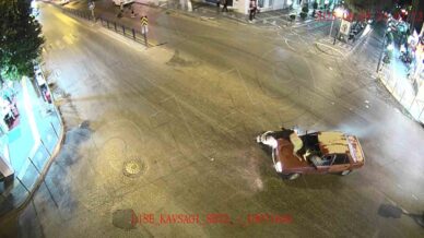 motosikletli kaputa yapisti otomobil motosikletlinin ustunden gecti sTEuG3GE