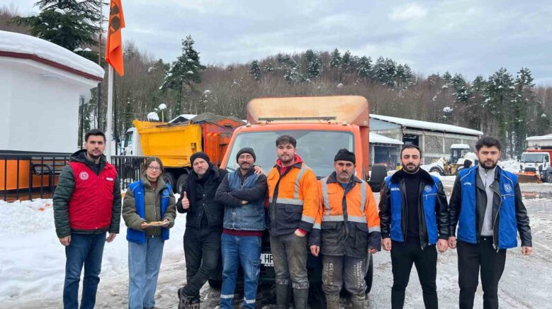 ogrencilerden karayollari calisanlarina anlamli ziyaret V2PRzQYh