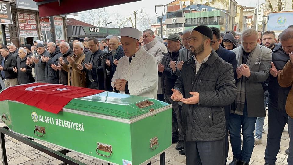 olu bulunan adliye calisani defnedildi