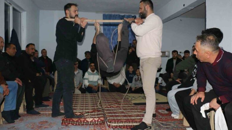 onlarca koylu bir araya geldi geleneksel orta oyunlari kahkahaya bogdu frEbxgHe