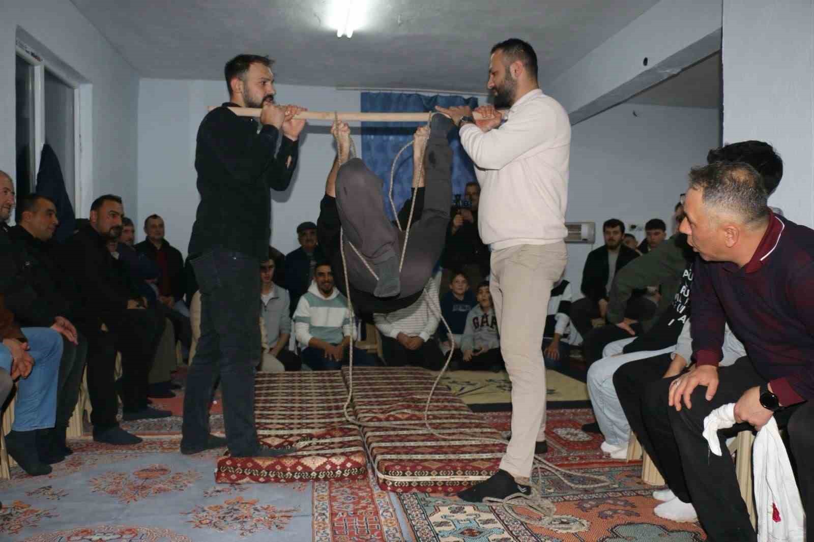 onlarca koylu bir araya geldi geleneksel orta oyunlari kahkahaya bogdu