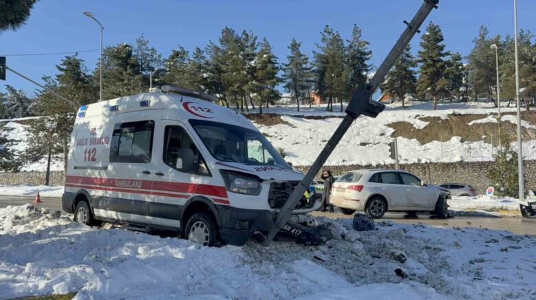 otomobil ile ambulans carpisti 2 yarali 67YwkRl8