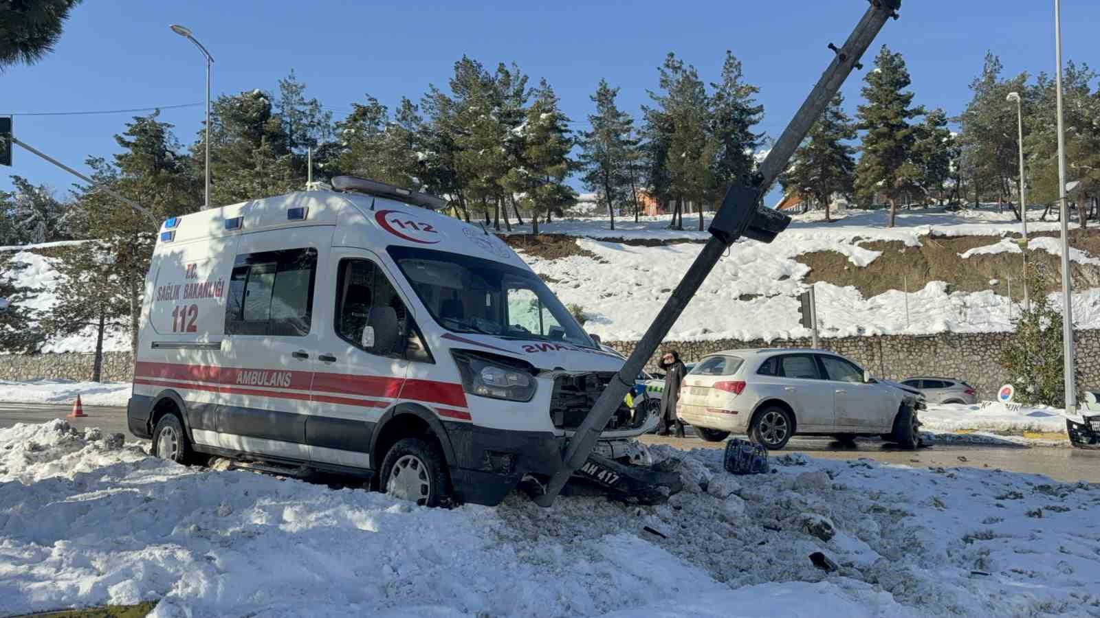 otomobil ile ambulans carpisti 2 yarali 67YwkRl8
