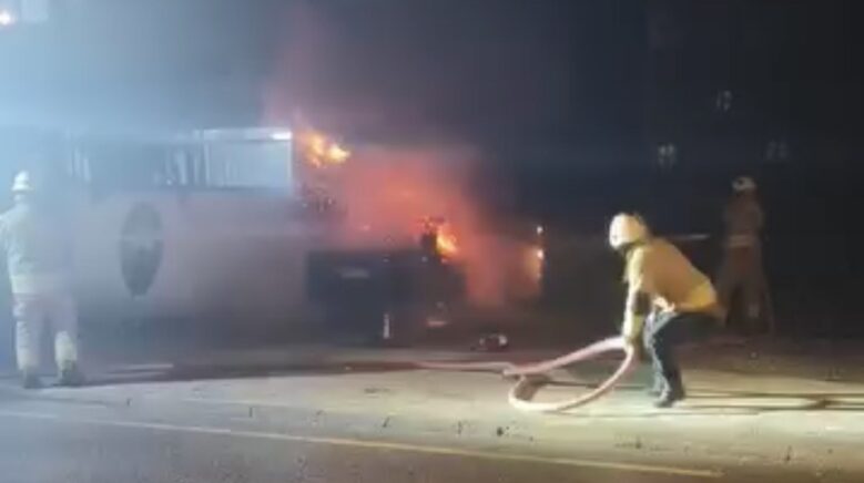 park halindeki otomobil alev alev yandi ZS5JBRxY