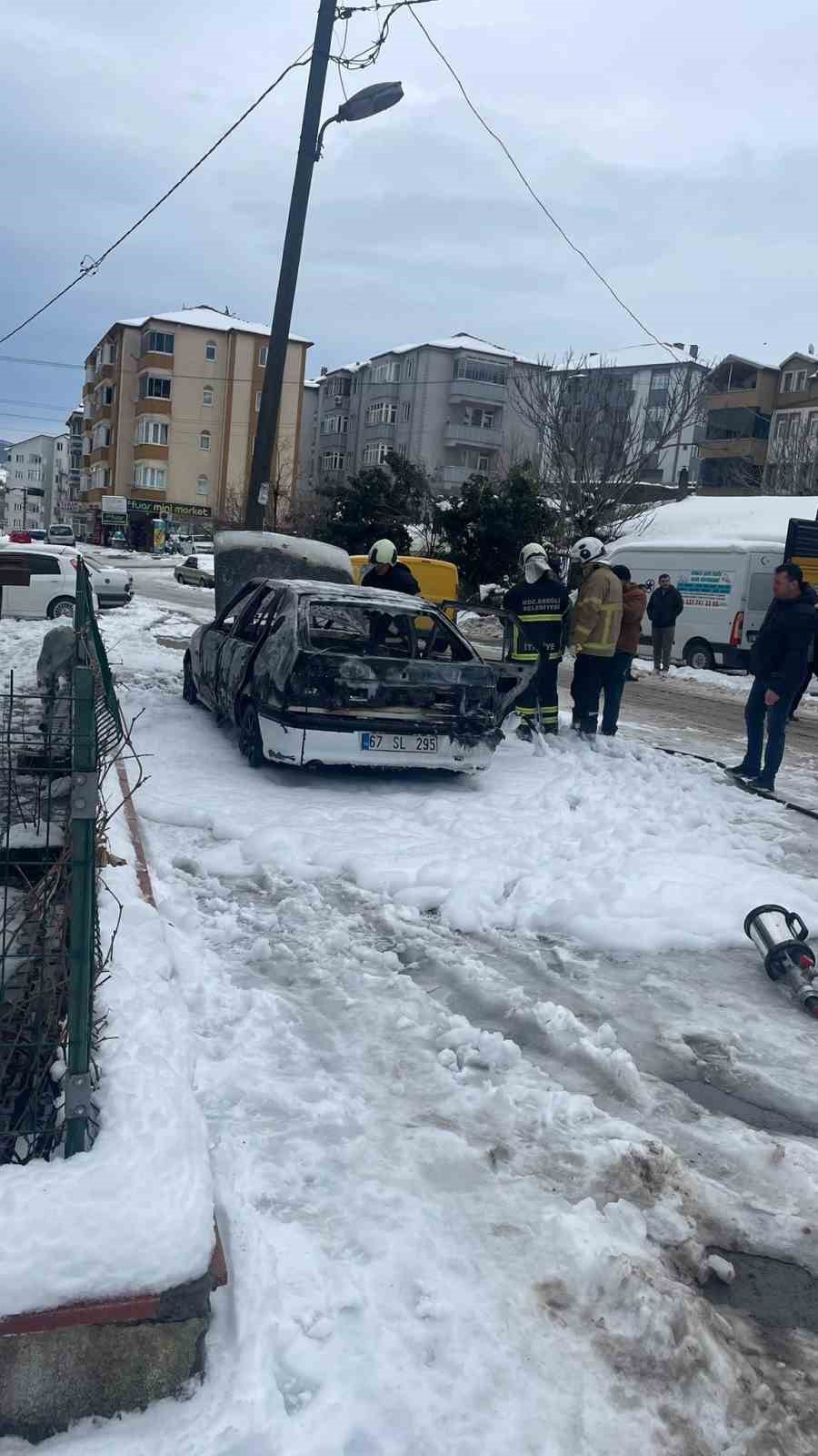 park halindeki otomobil alev alev yandi