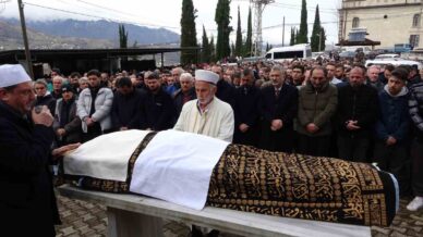 sac ekimi icin gittigi estetik merkezinde fenalasarak hayatini kaybeden sahis son yolculuguna ugurlandi rT6IJ6yz