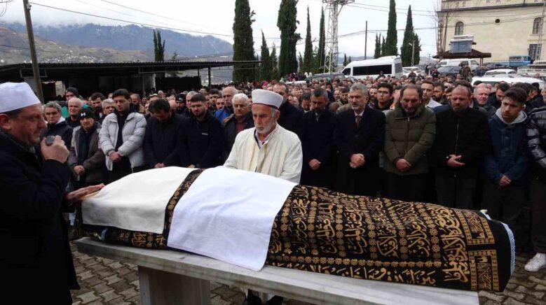 sac ekimi icin gittigi estetik merkezinde fenalasarak hayatini kaybeden sahis son yolculuguna ugurlandi rT6IJ6yz