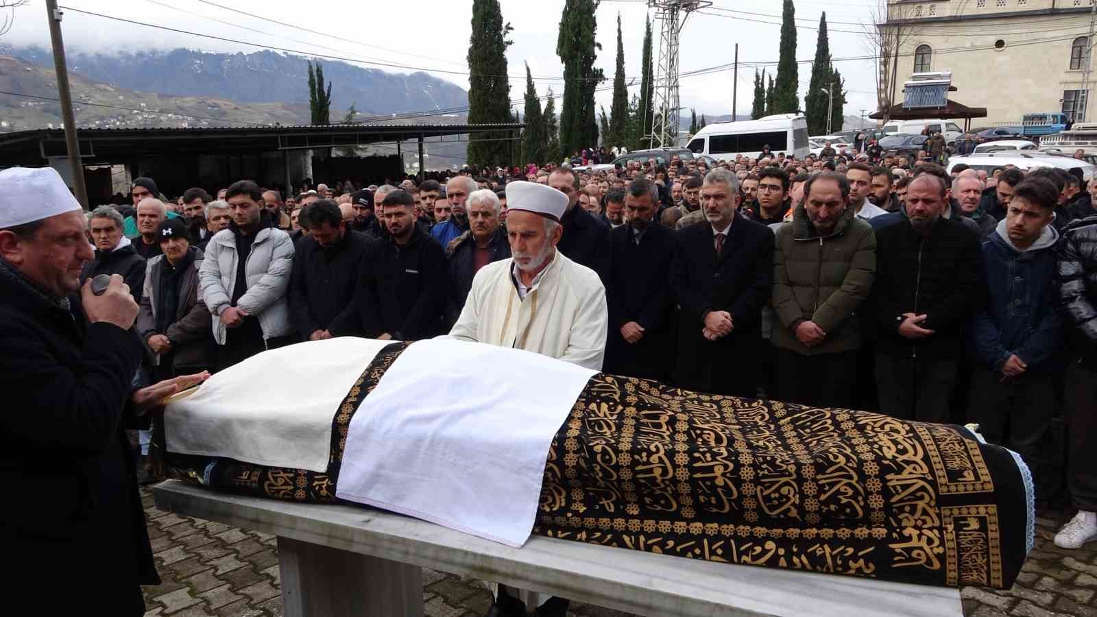 sac ekimi icin gittigi estetik merkezinde fenalasarak hayatini kaybeden sahis son yolculuguna ugurlandi rT6IJ6yz